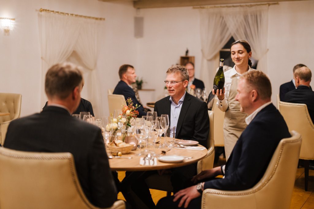 Restaurace Chateau Trnová - Restaurace na Zámku u Prahy - Výjimečný zážitek, kulinářské speciality, zámecké hody, čerstvé potraviny, víno a šampaňské