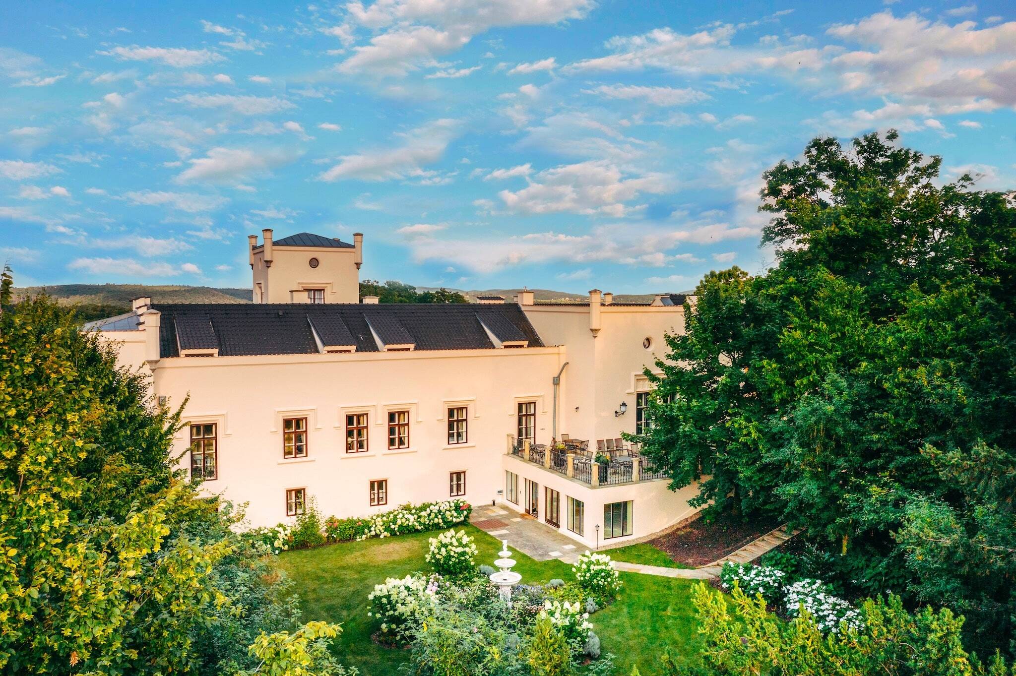 Сады и фонтан в замке Трнова - Замок Трнова под Прагой