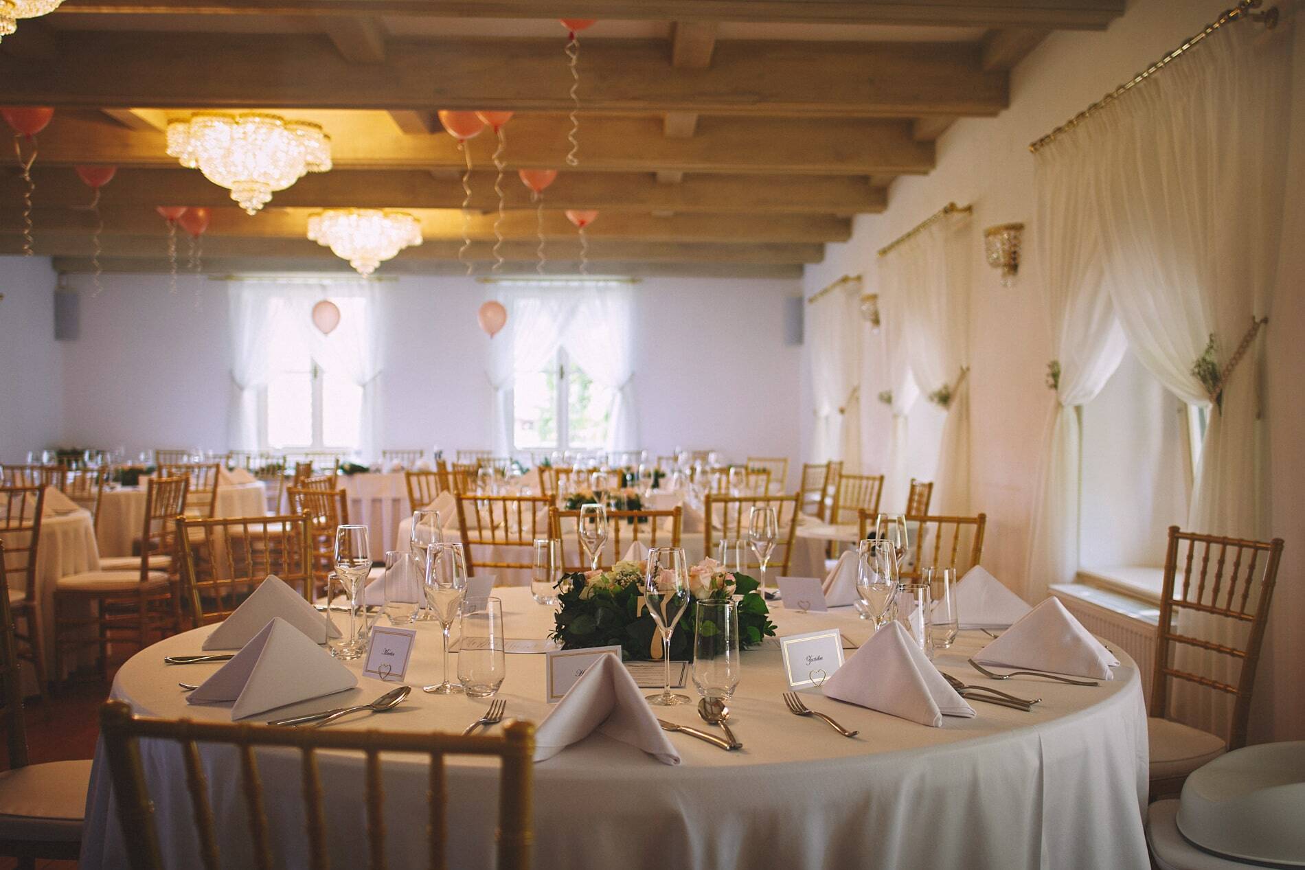 Svatba Lenky a Ondry - Restaurace se svatební výzdobou - Svatba v Chateau Trnová u Prahy