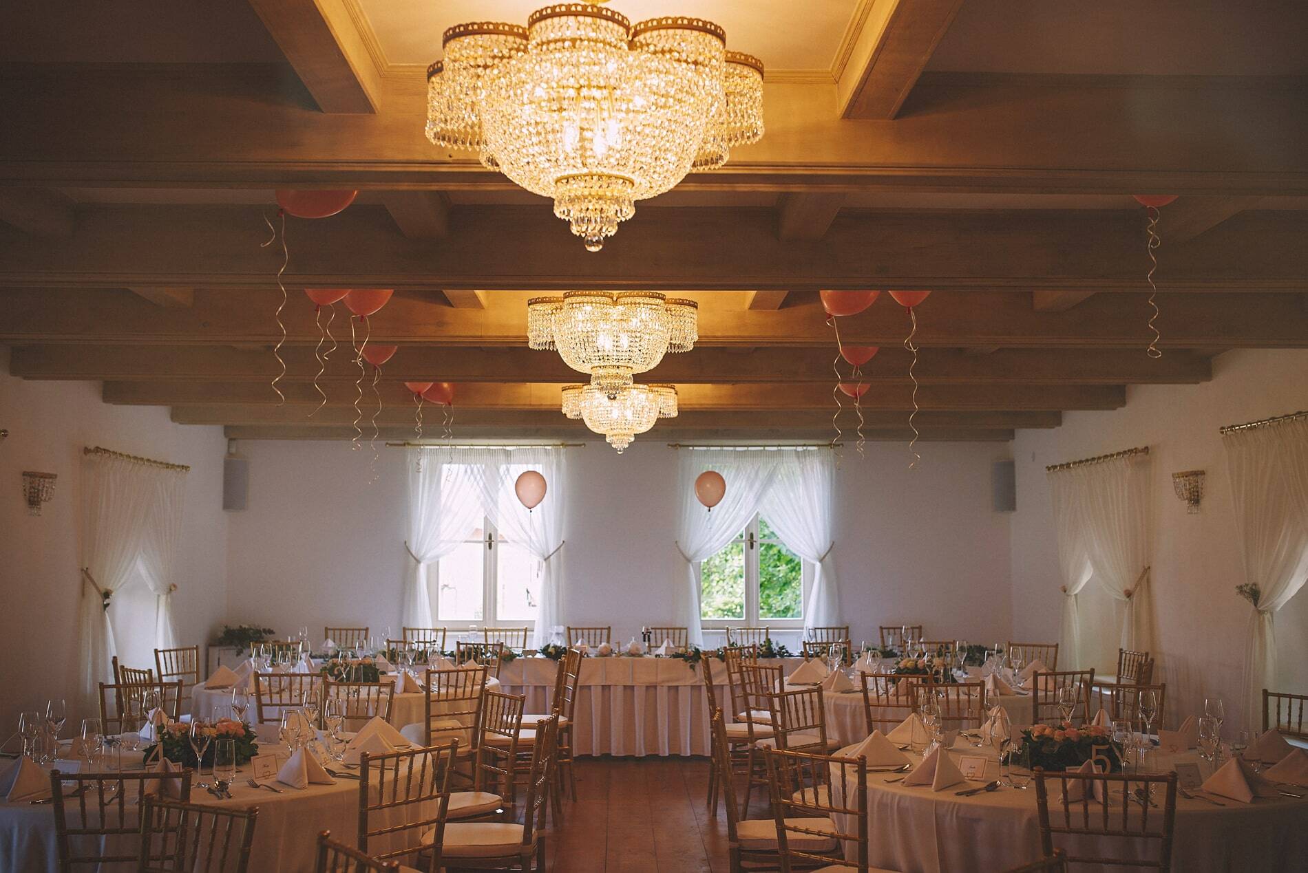 Свадьба Ленки и Ондры - Ресторан со свадебным декором - Свадьба в замке Трнова под Прагой