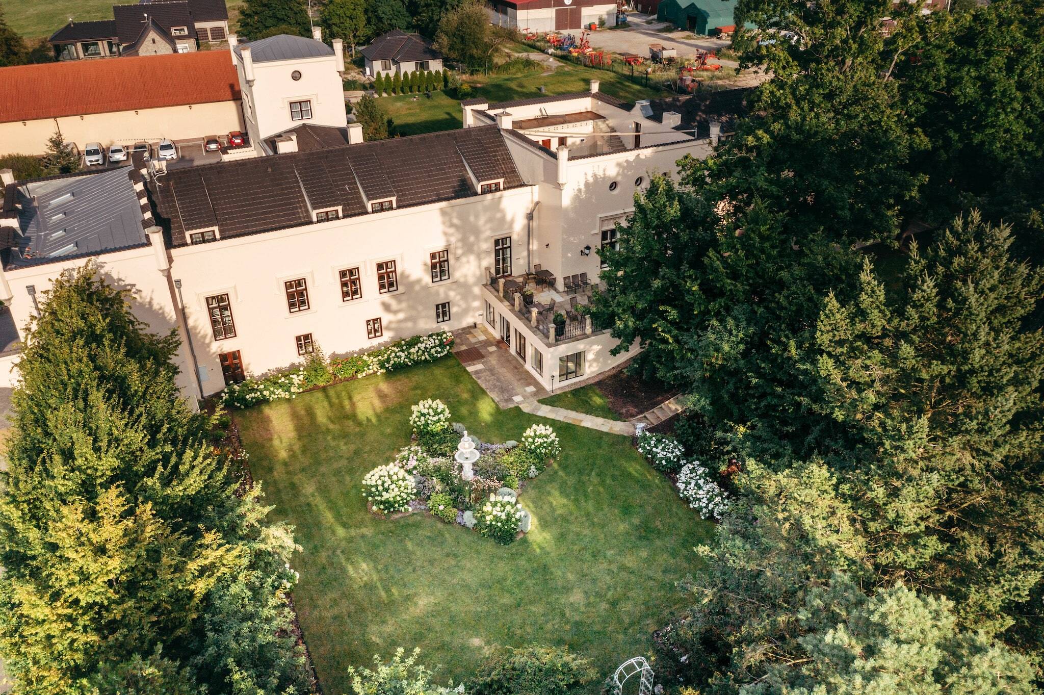 Сады и фонтан в замке Трнова - Замок Трнова под Прагой