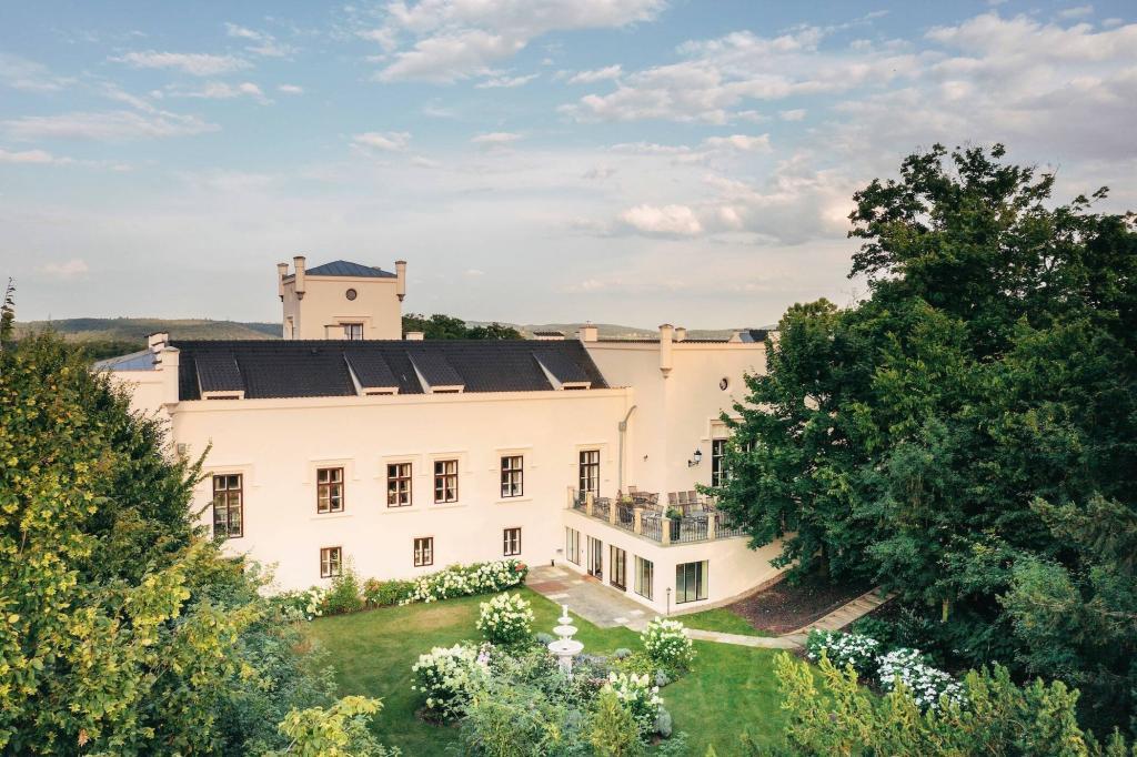 Chateau Trnova Wellness Stays Романтический велнес в замке под Прагой