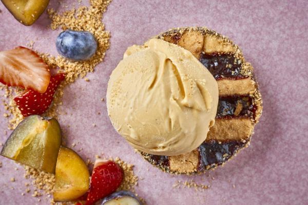 Crostata se zimním ovocem a zmrzlinou ze slaného karamelu - Restaurace Chateau Trnová