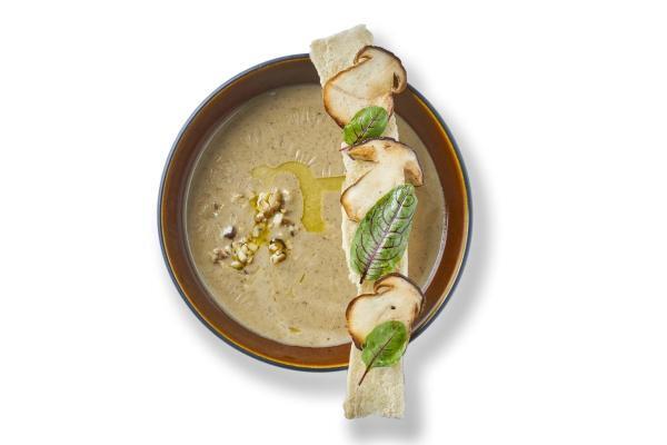 Krémová polévka se sezónními houbami, sýrovými krutony a bylinkami - Restaurace Chateau Trnová